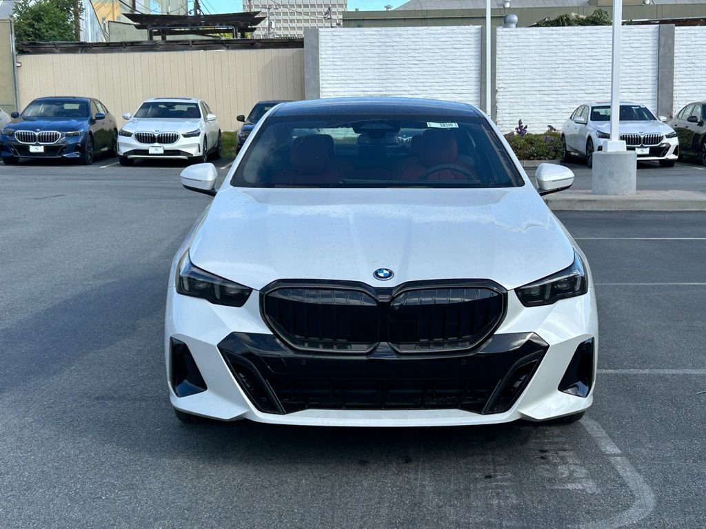 New 2027 Mineral White Metallic BMW 550e xDrive image 8