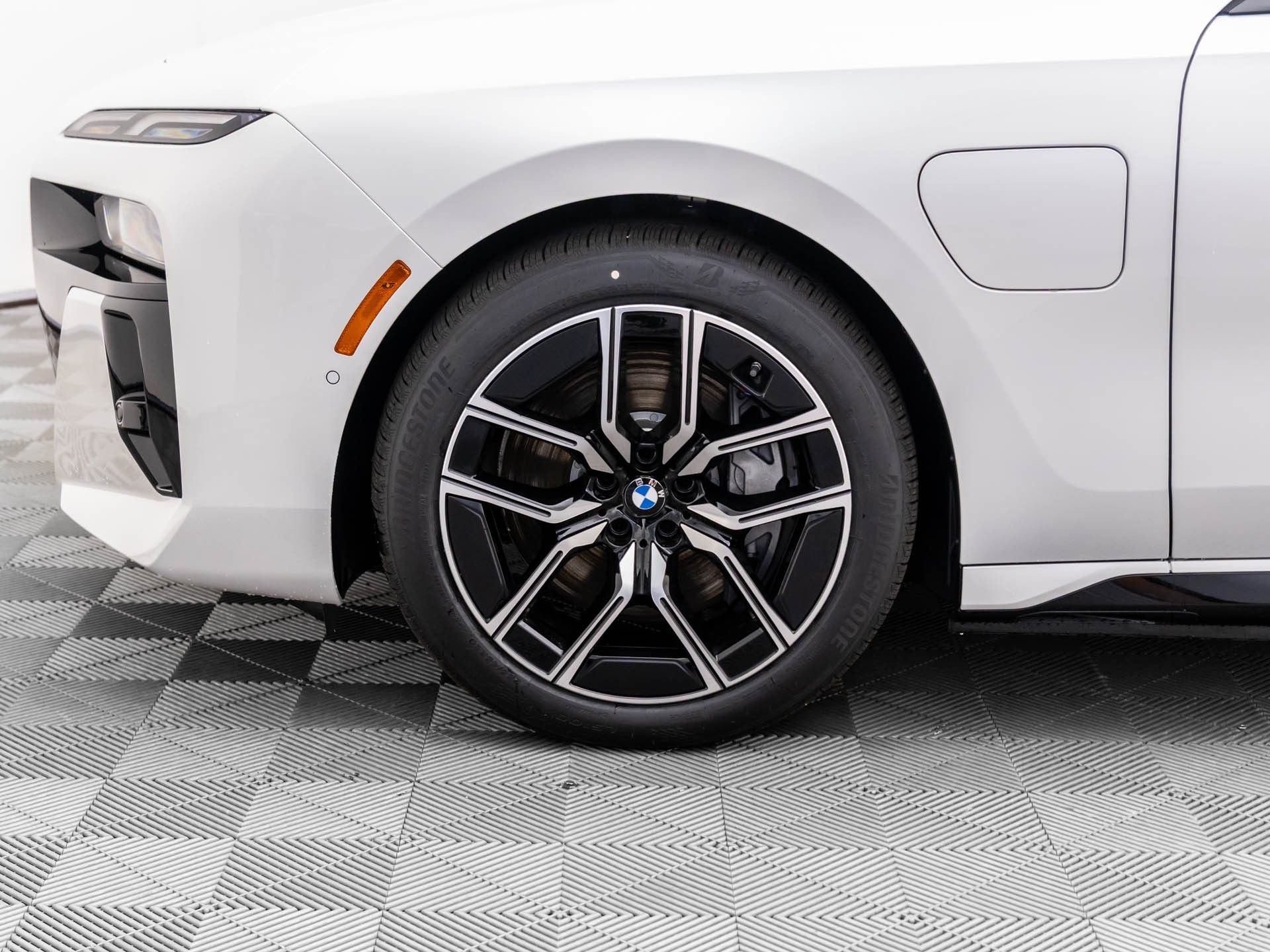 2025 BMW 7 Series 750e - Photo 36