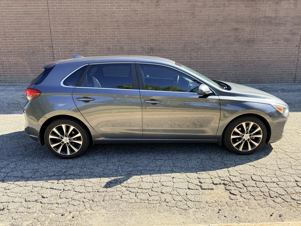 Used 2018 Summit Gray Hyundai Base image 6