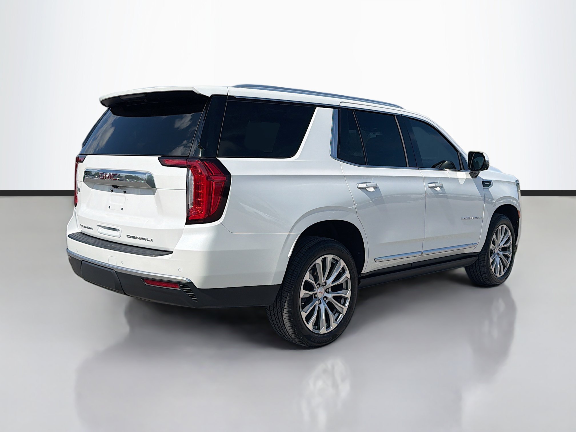 Used 2022 White Frost Tricoat GMC Denali image 5