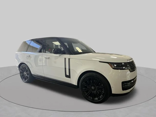 Used 2025 Fuji White Land Rover SE image 3