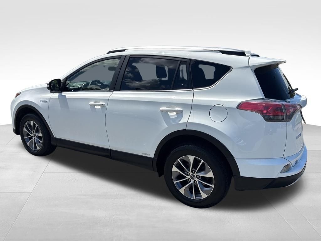 Used 2018 White Toyota XLE image 3