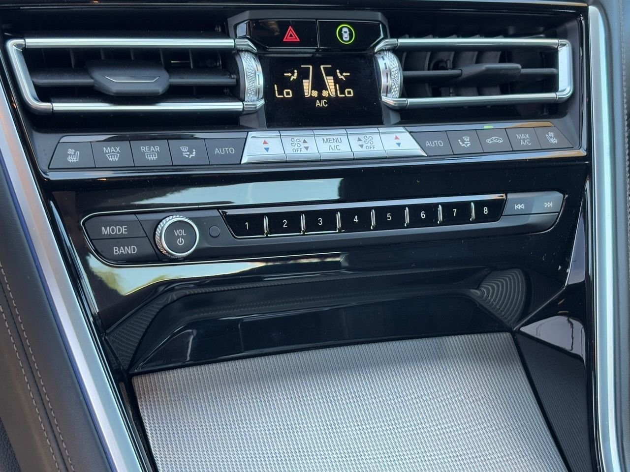 2024 BMW 8 Series M850i - Photo 23