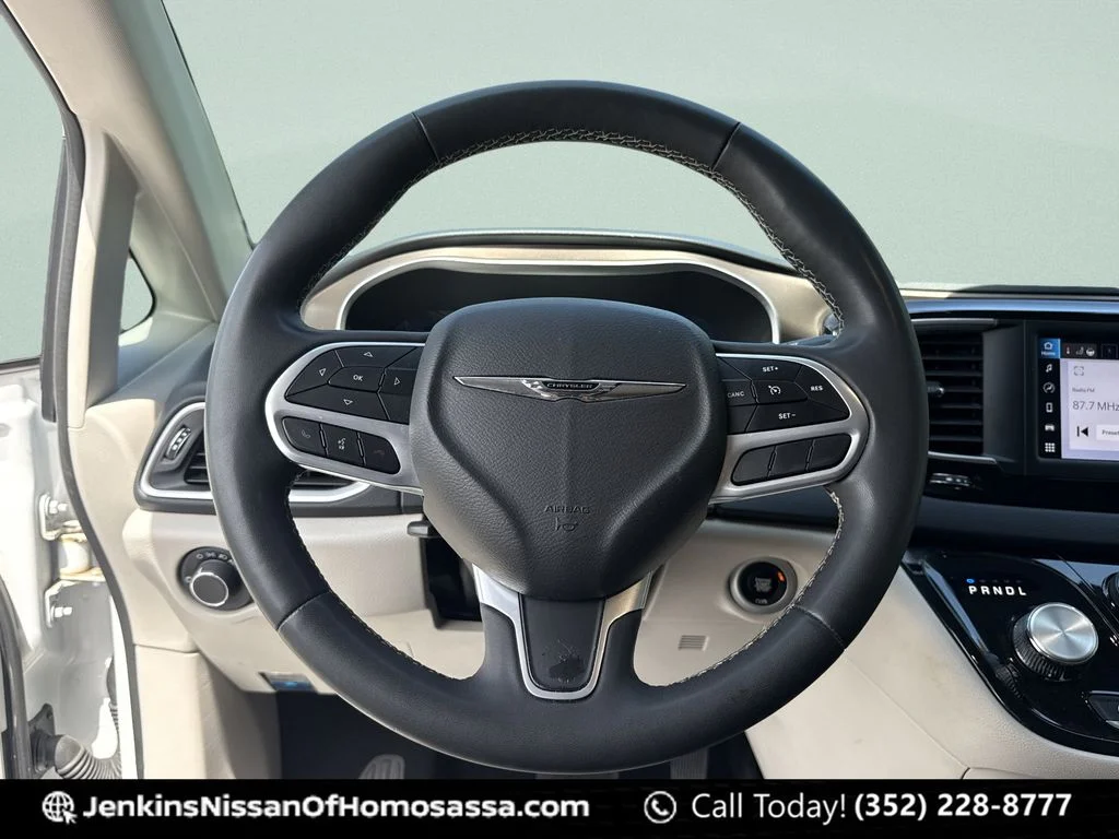 Used 2023 White Chrysler LX image 41