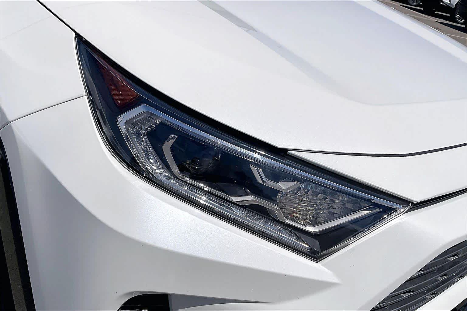 Used 2019 Blizzard Pearl w/Black Roof Toyota Hybrid XSE image 28