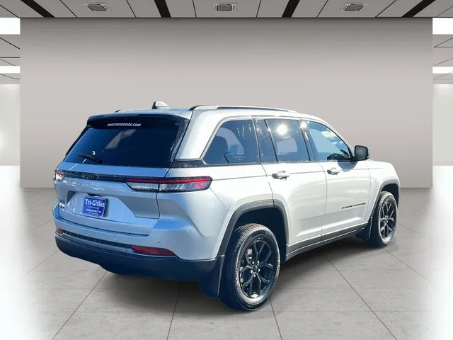 New 2026 Silver Zynith Exterior Paint Jeep Altitude image 3