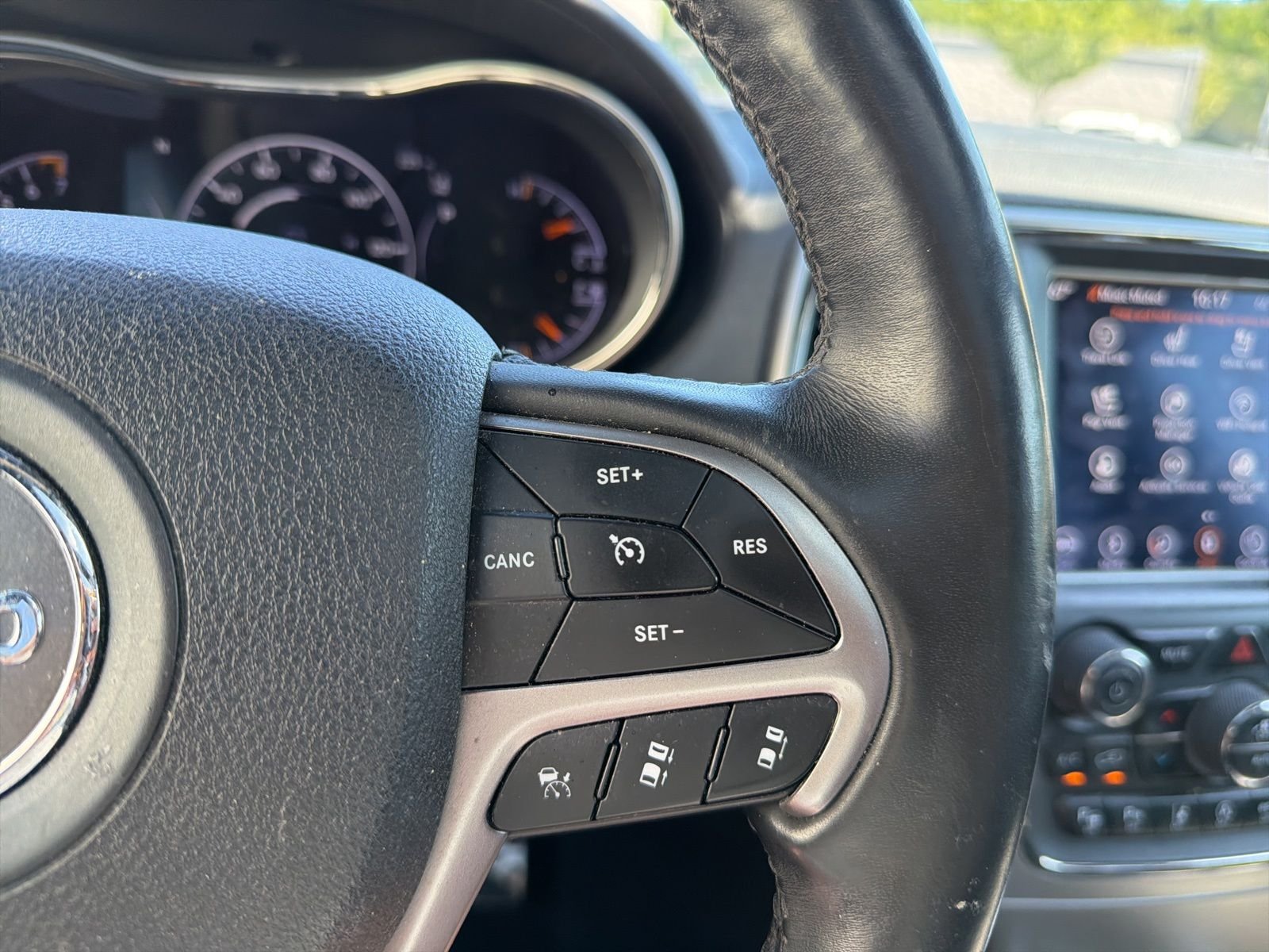 Used 2018 Red Jeep Overland image 29