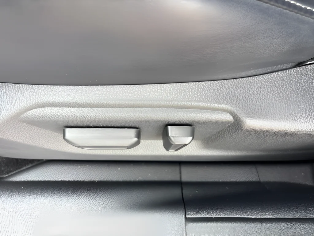 Used 2025 Alloy Silver Metallic Mitsubishi  image 26
