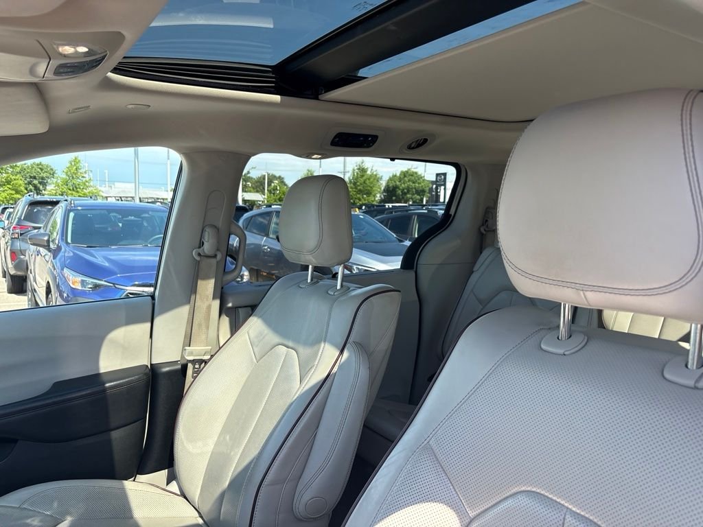 Used 2019 White Chrysler Limited image 5