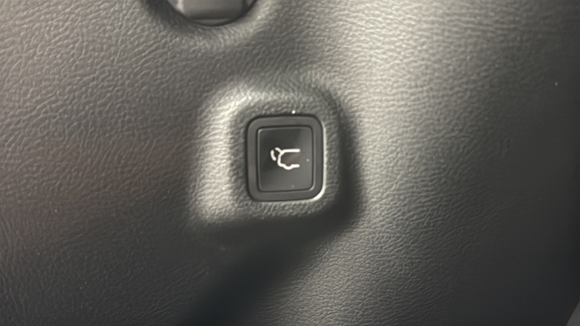 Used 2023 Granite Crystal Metallic Clearcoat Jeep Latitude image 29