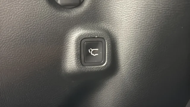 Used 2023 Crystal Metallic Jeep Latitude image 29