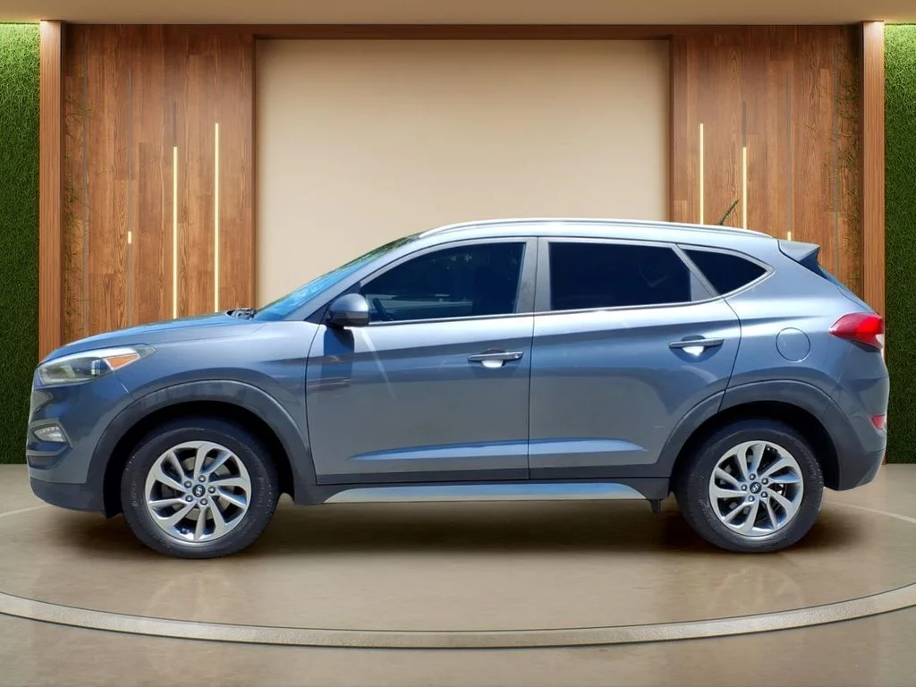 Used 2017 Gray Hyundai SE image 28