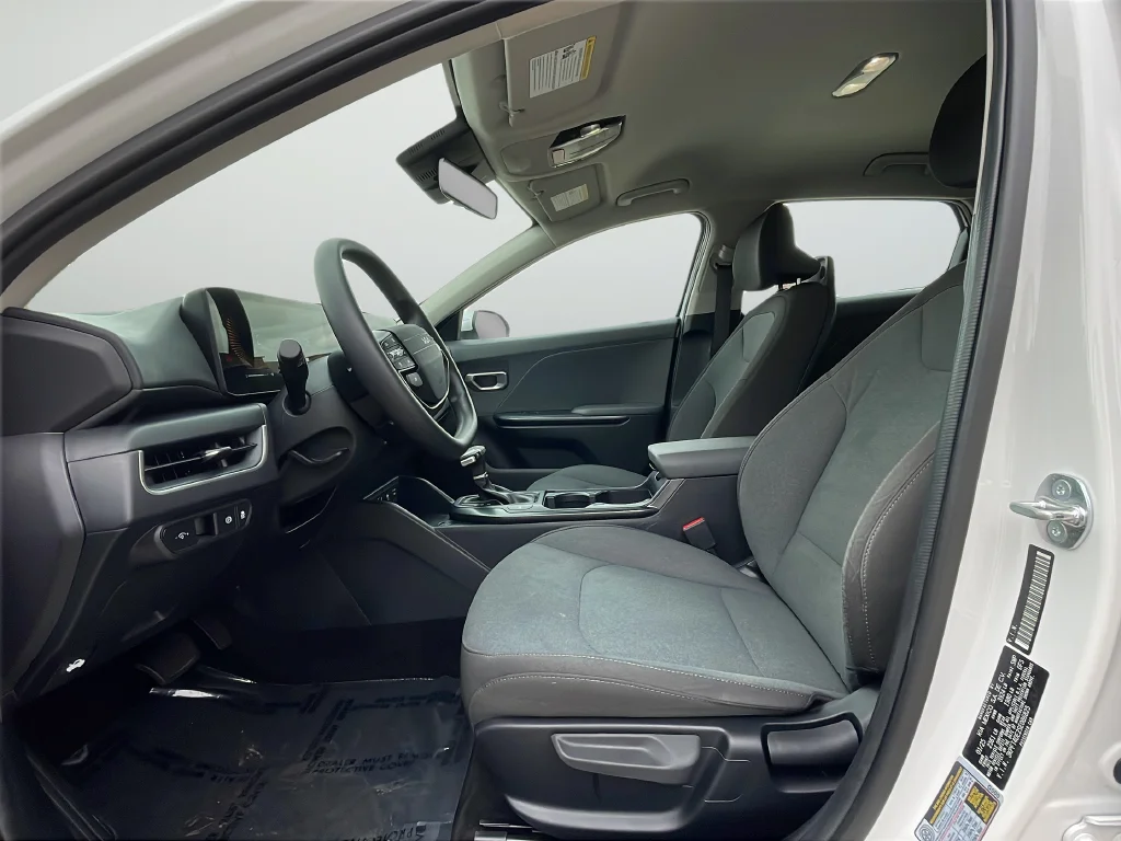 Used 2025 White Kia LXS image 11