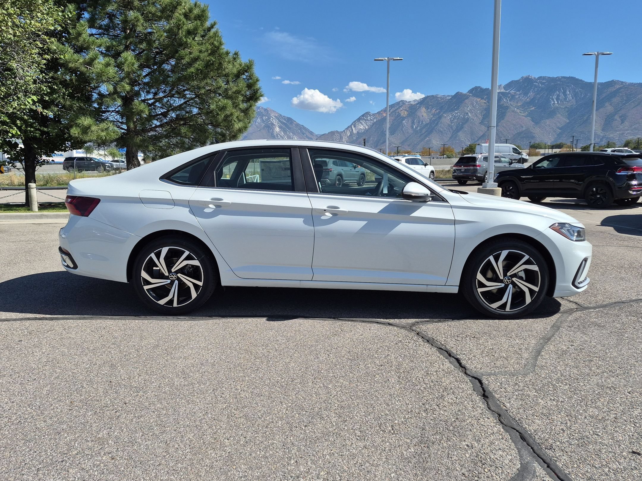 New 2027 Opal White Pearl Volkswagen SEL image 2