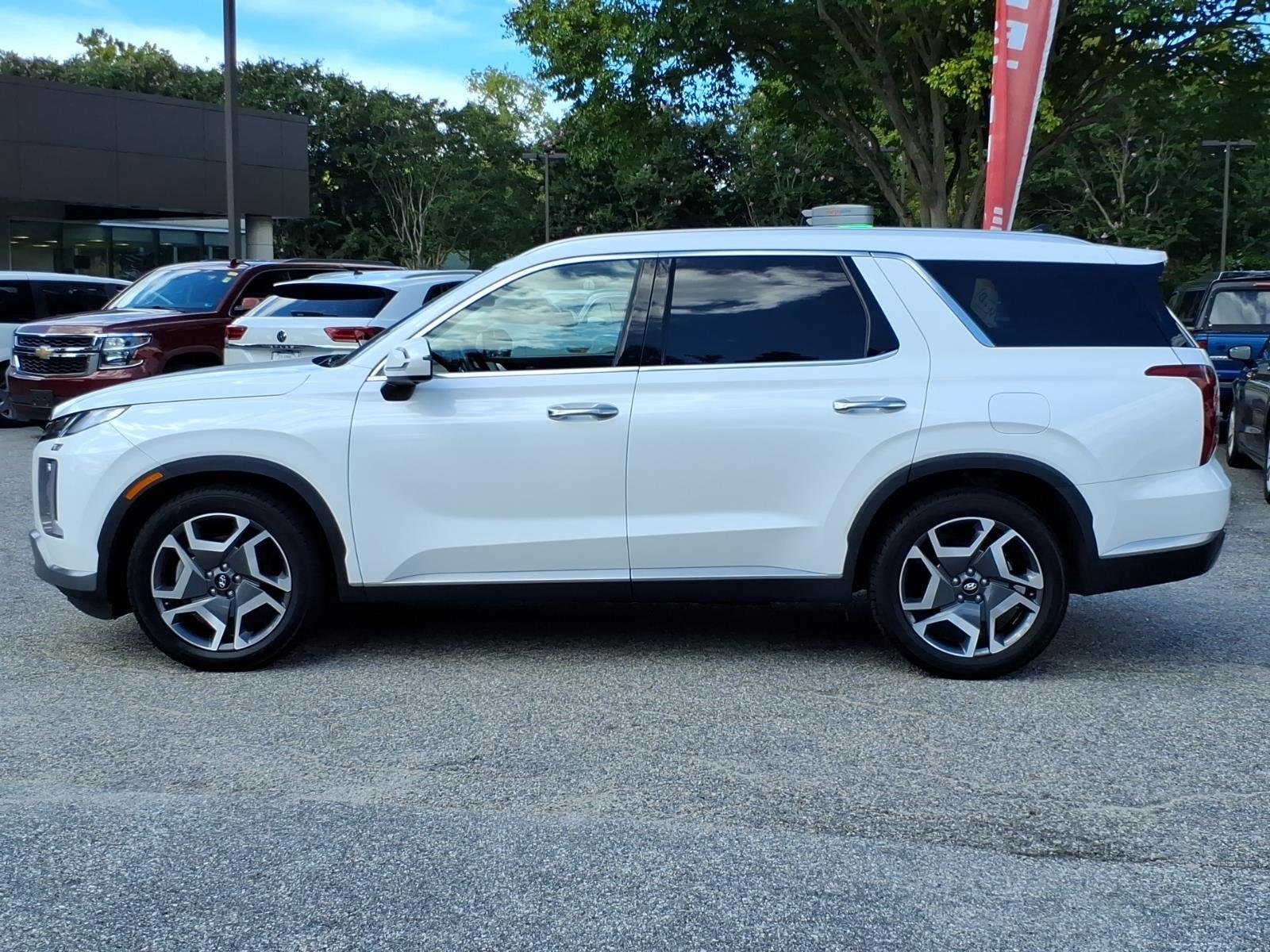 Used 2024 Hyper White Hyundai SEL 7P image 3