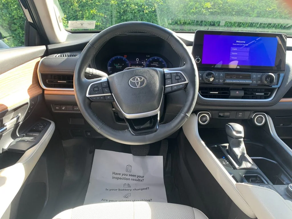 Used 2025  Toyota Platinum image 17