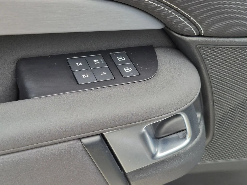 Used 2022 Gray Land Rover S R-Dynamic image 14