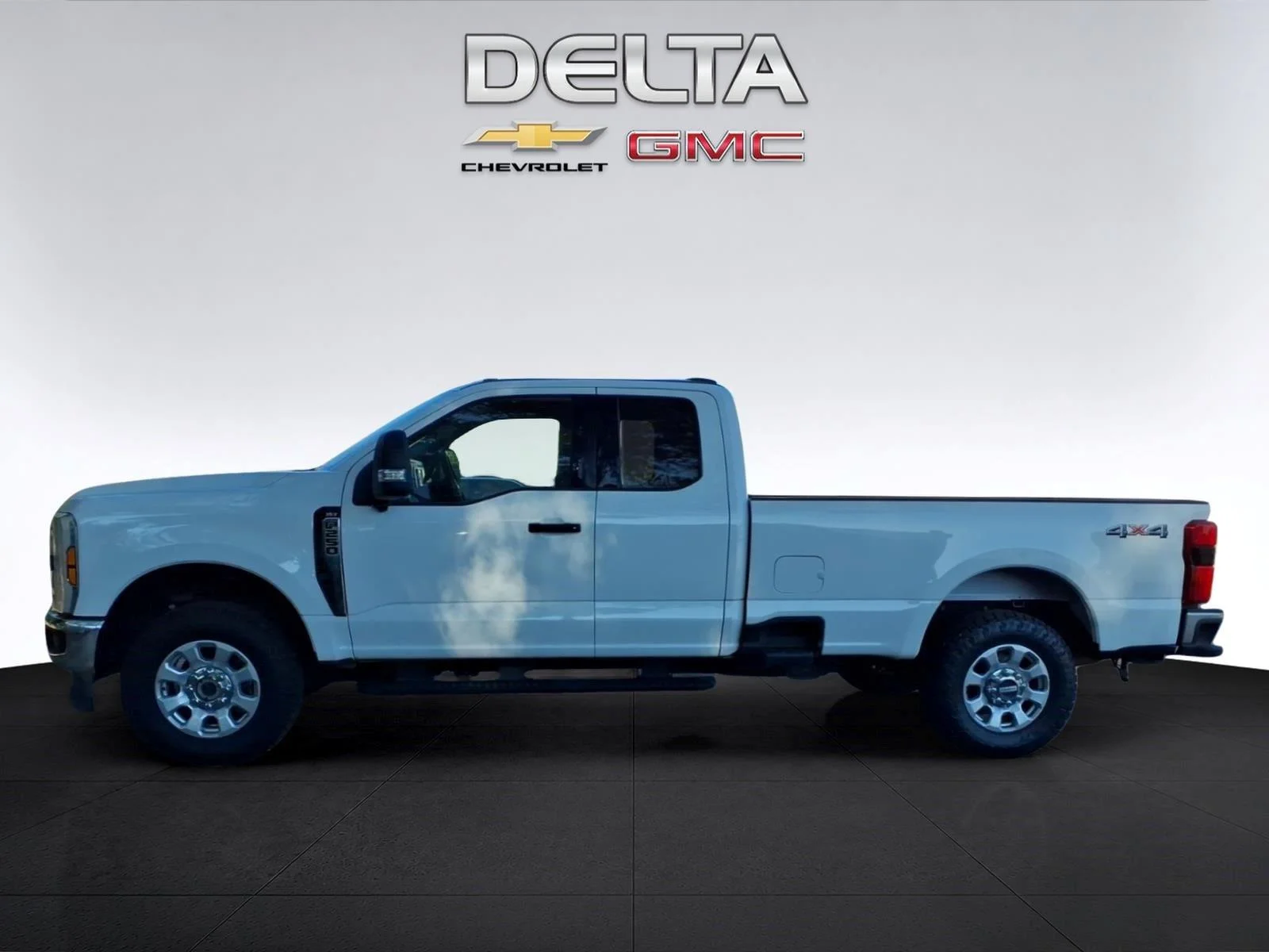 Used 2024  Ford XL image 2