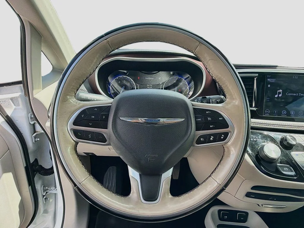 Used 2018 White Chrysler Limited image 11