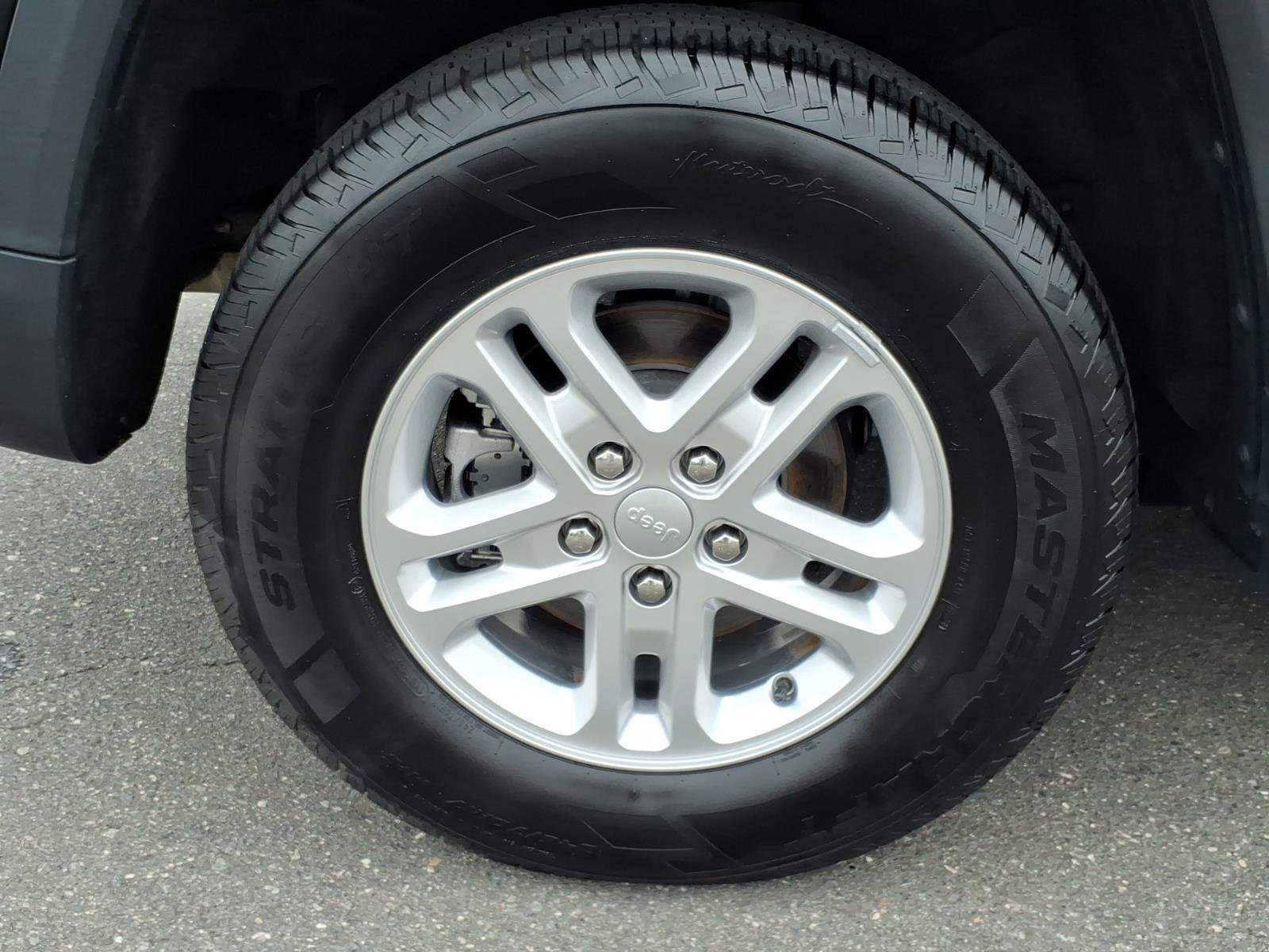 Used 2022 Diamond Black Crystal Pearlcoat Jeep Laredo image 11