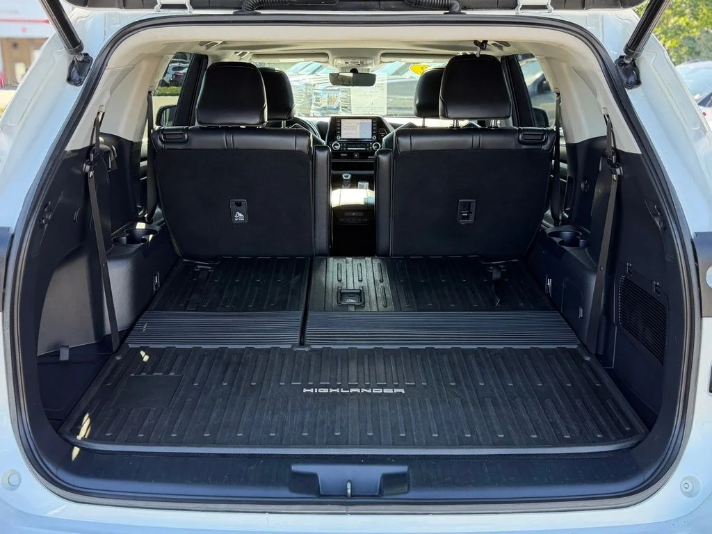 Used 2022 Beige Toyota XLE image 5