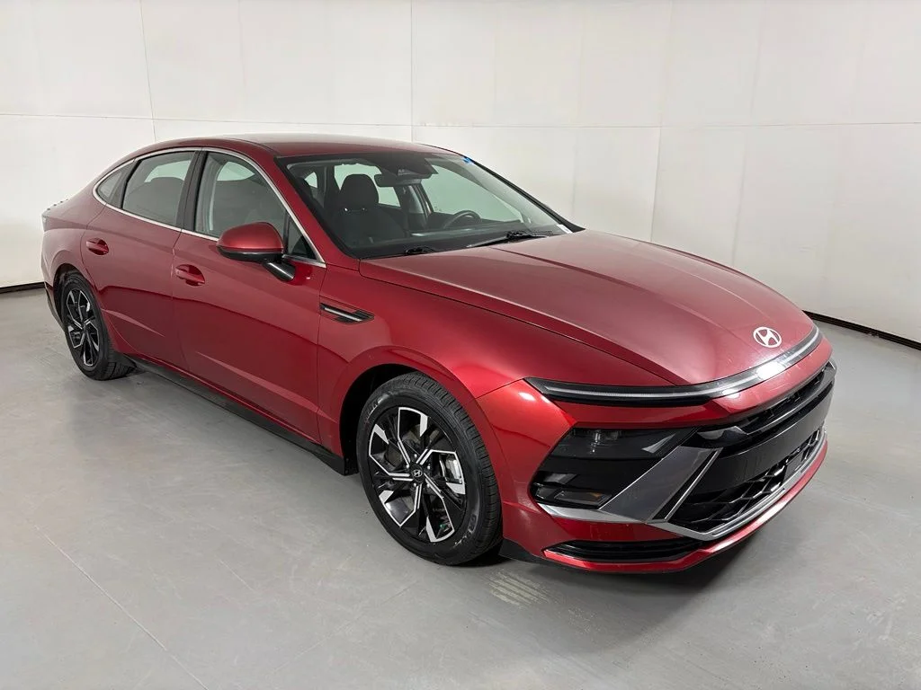 Used 2025 Red Hyundai SEL image 2