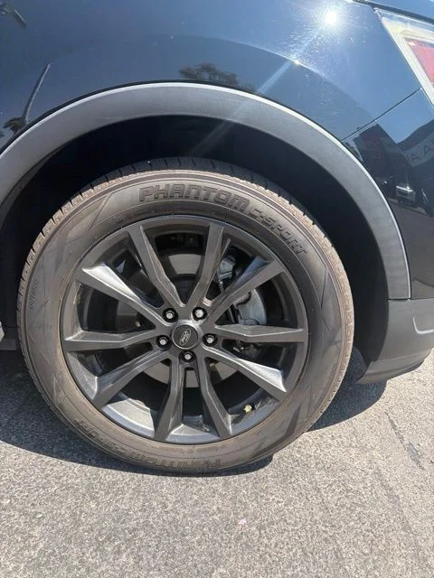 Used 2018 Shadow Black Ford XLT image 4