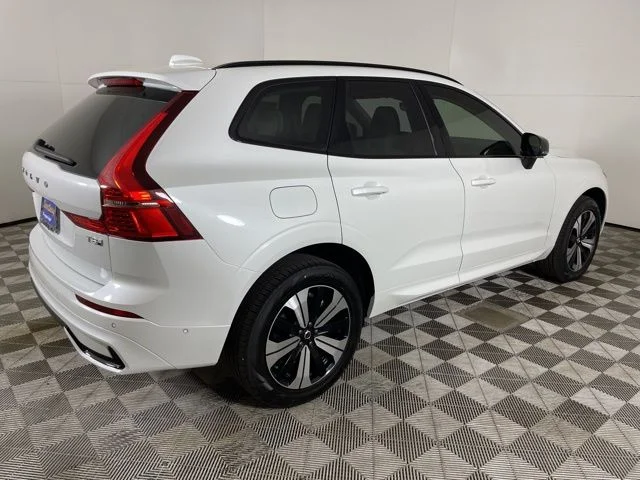 2025 Volvo XC60 Plus - Photo 8