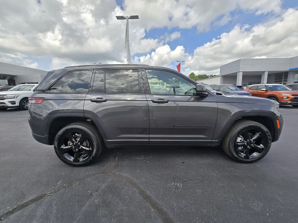 Used 2025 Baltic Gray Metallic Clearcoat Jeep Limited image 4