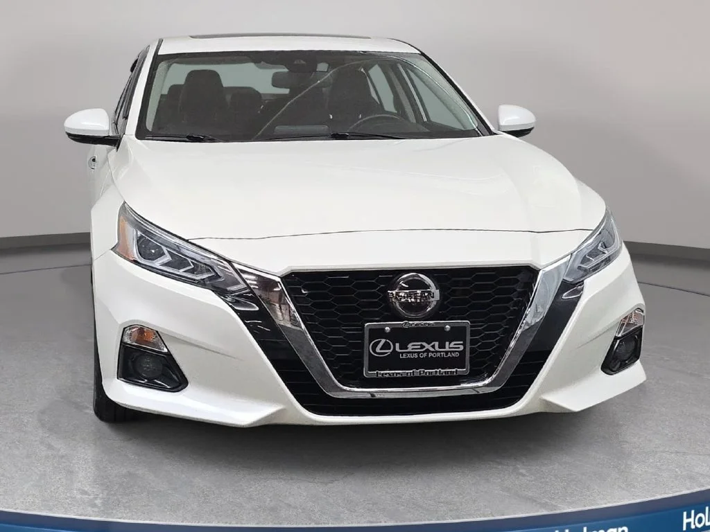 Used 2020 White Nissan 2.5 SL image 3