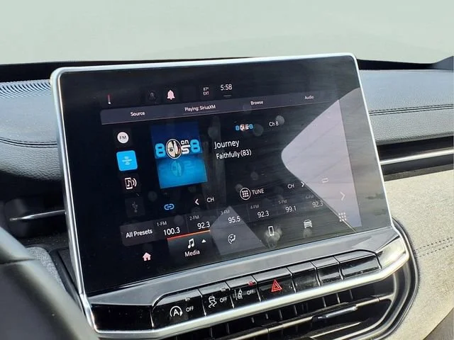 Used 2024  Jeep Latitude image 5