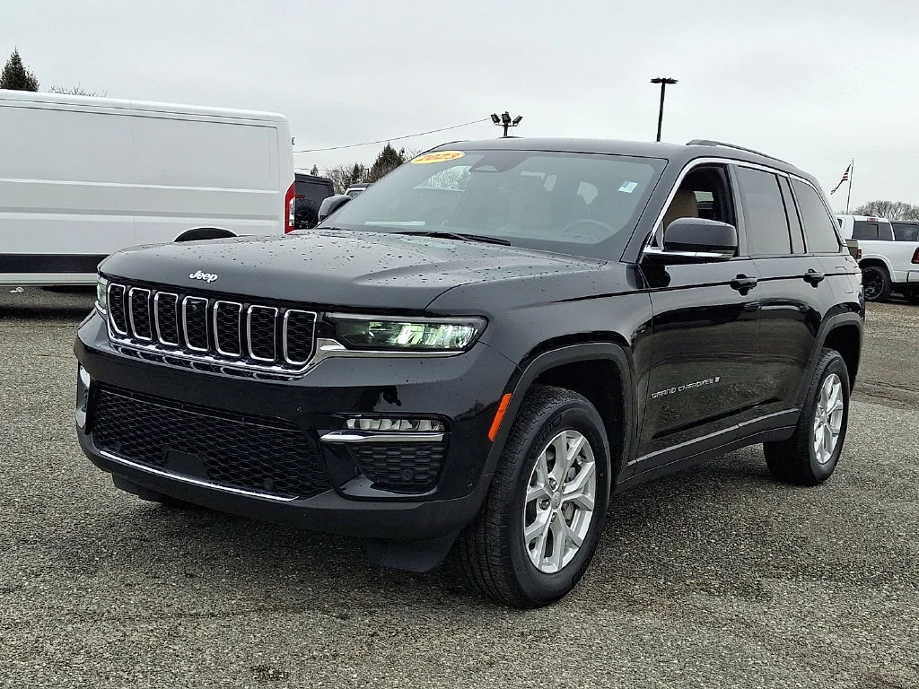 Used 2023 Diamond Black Crystal Pearlcoat Jeep Limited image 5