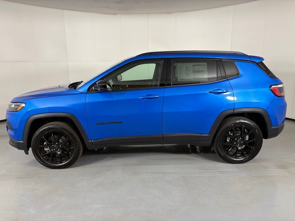 New 2026 Hydro Blue Pearl-Coat Exterior Paint Jeep Latitude image 5