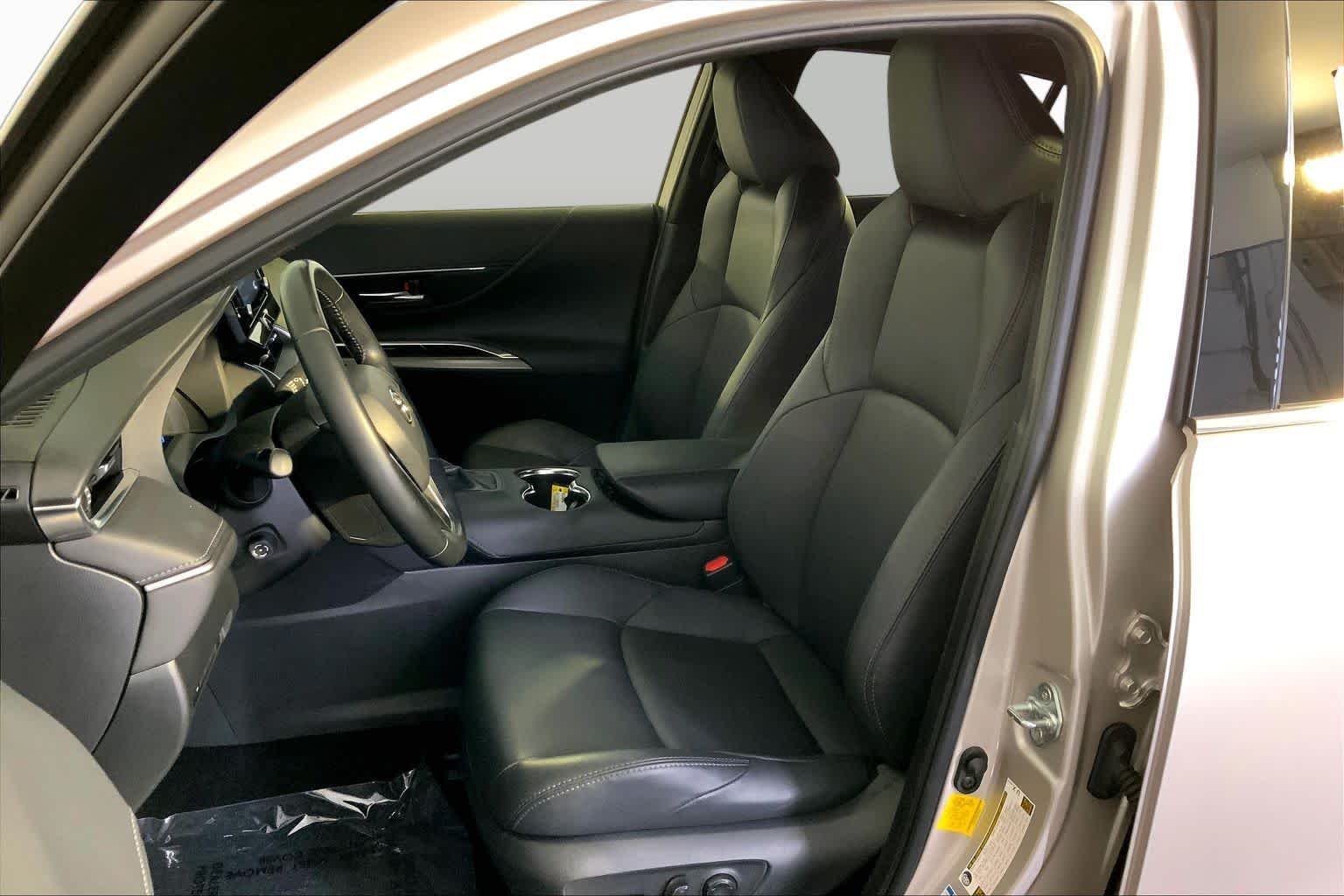 Used 2022 Titanium Glow Toyota XLE image 9