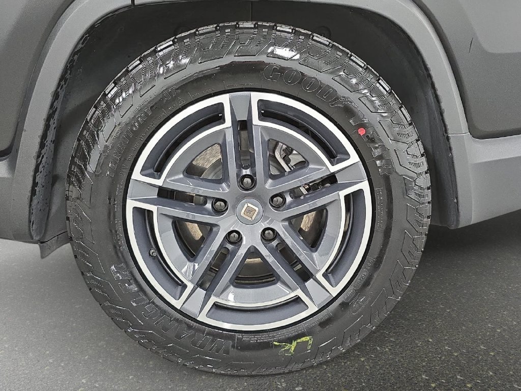 Used 2025  Rivian Adventure Dual Motor Standard Pack image 27