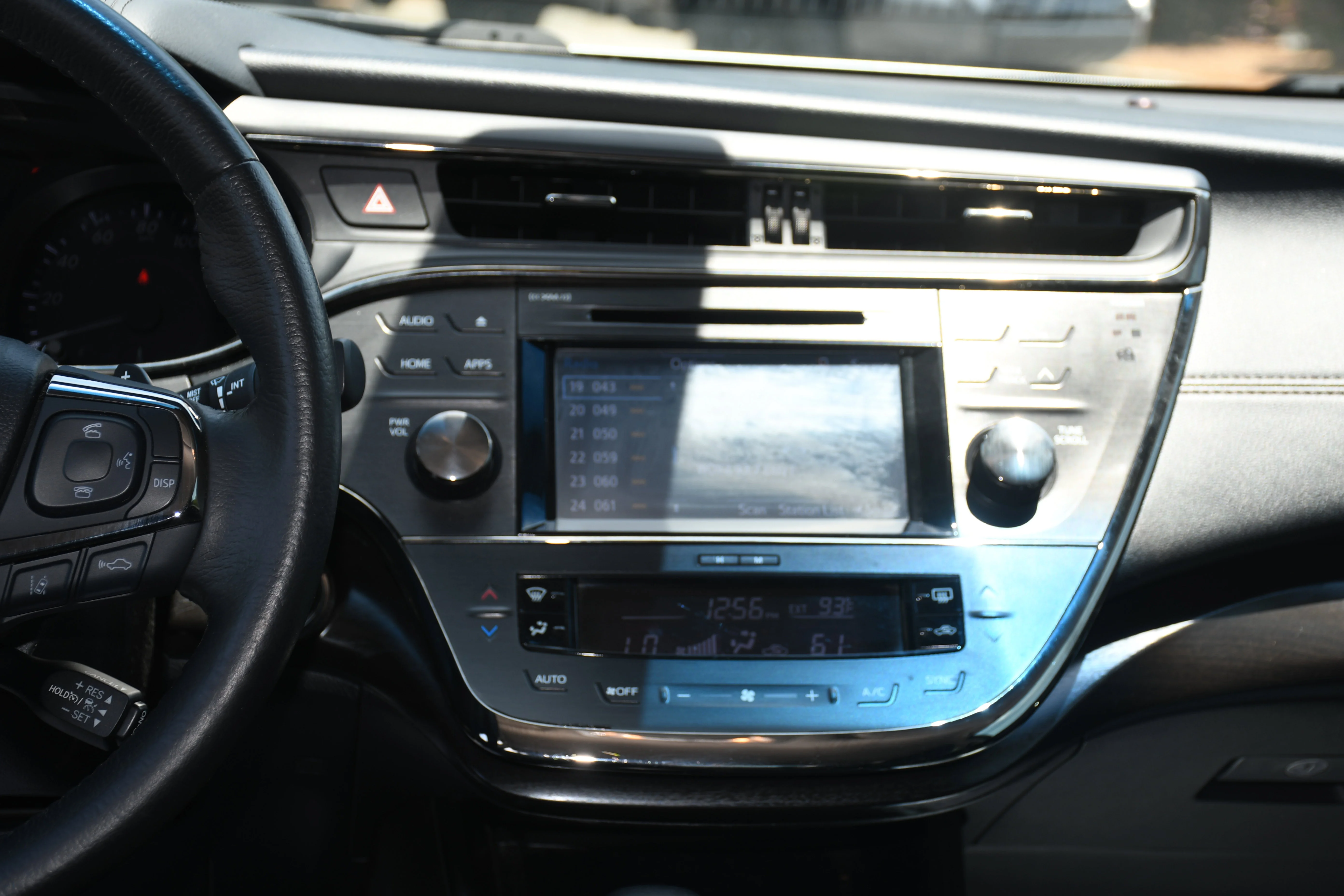 Used 2018 Silver Toyota XLE image 16