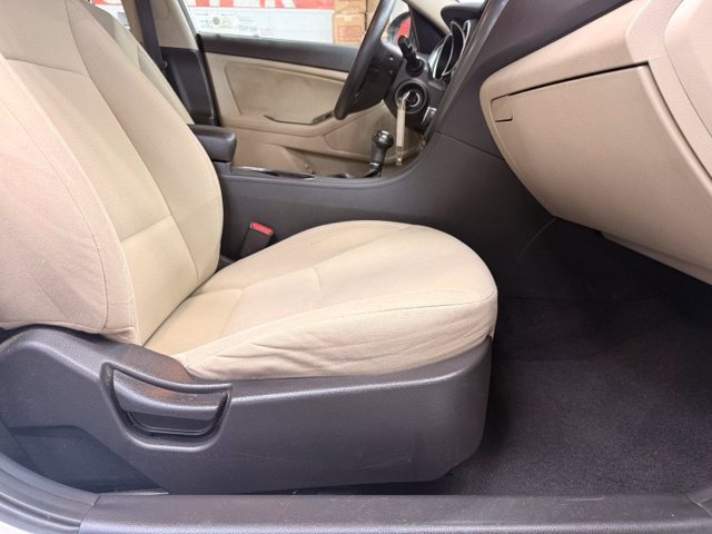 Used 2015 White Kia LX image 26