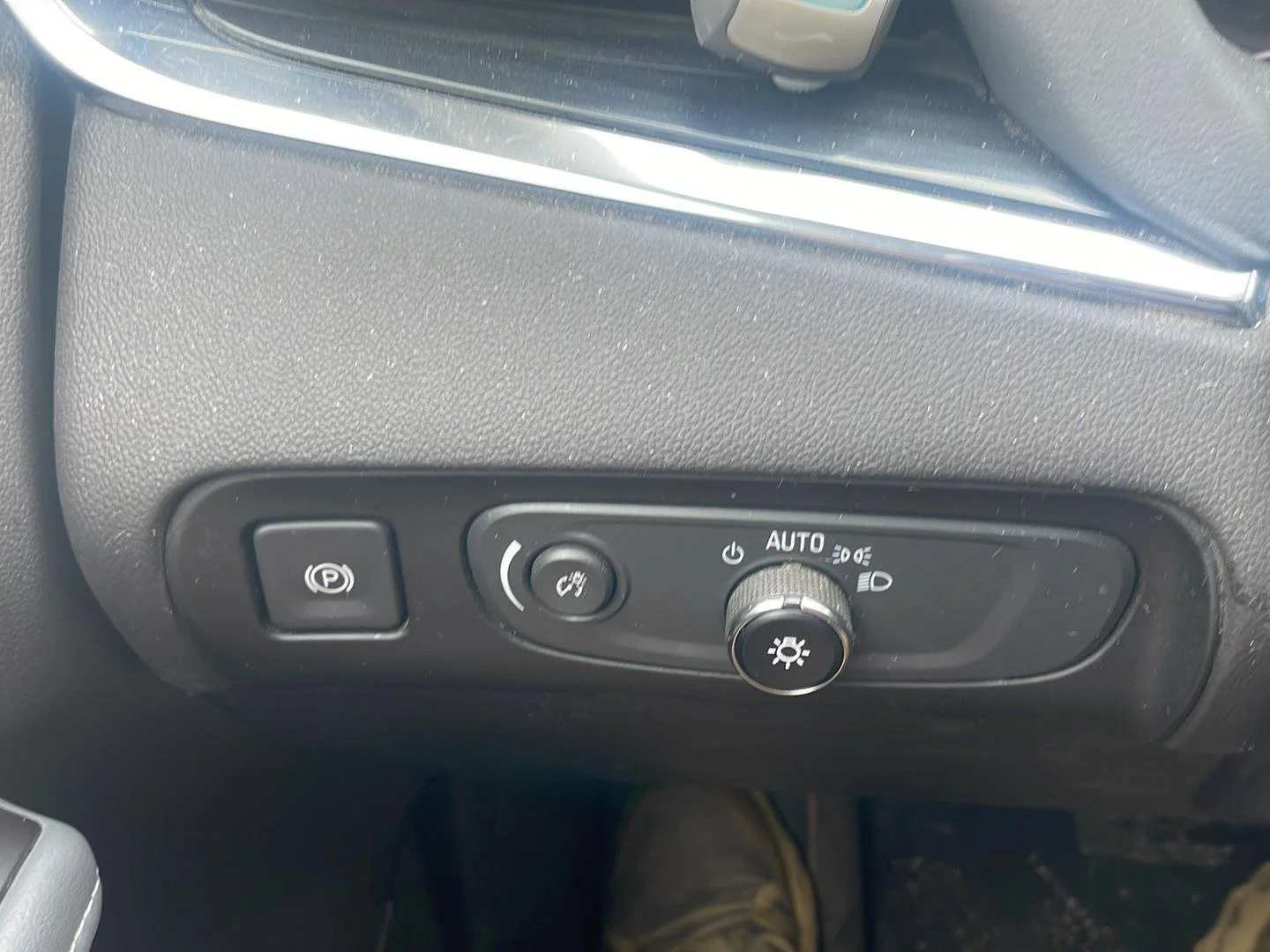 Used 2020 Summit White Buick Premium image 5