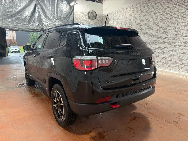 Used 2024 Diamond Black Crystal Pearlcoat Jeep Trailhawk image 5