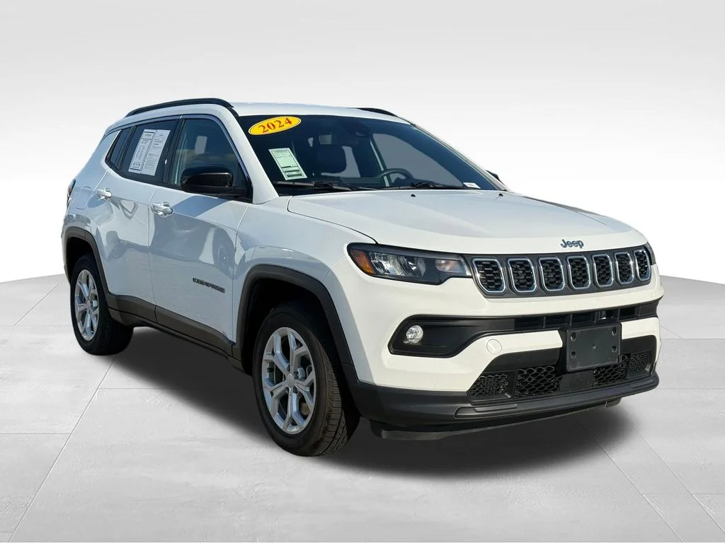 Used 2024 White Jeep Latitude image 30