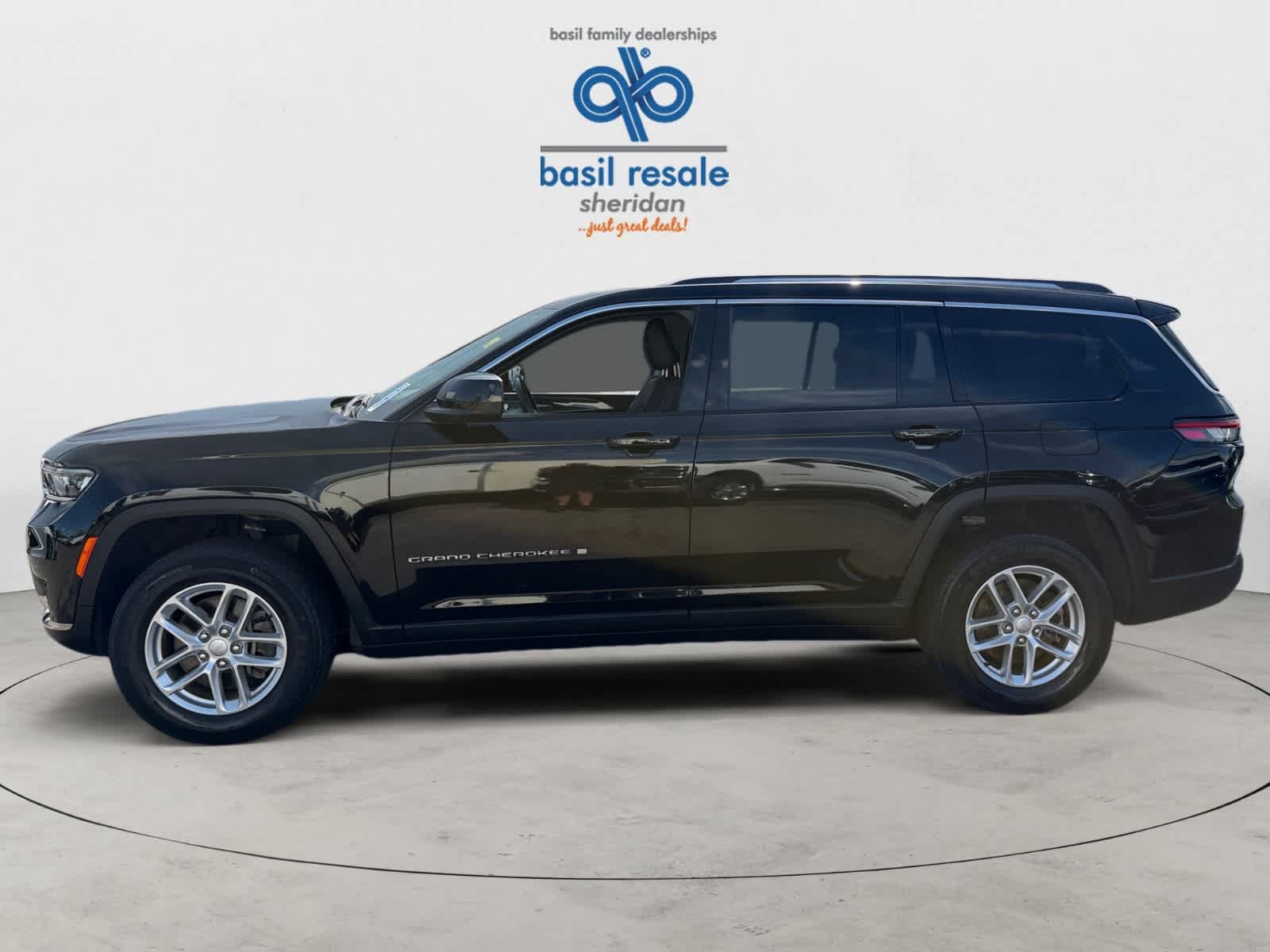 Used 2022 Diamond Black Crystal Pearlcoat Jeep Laredo image 3