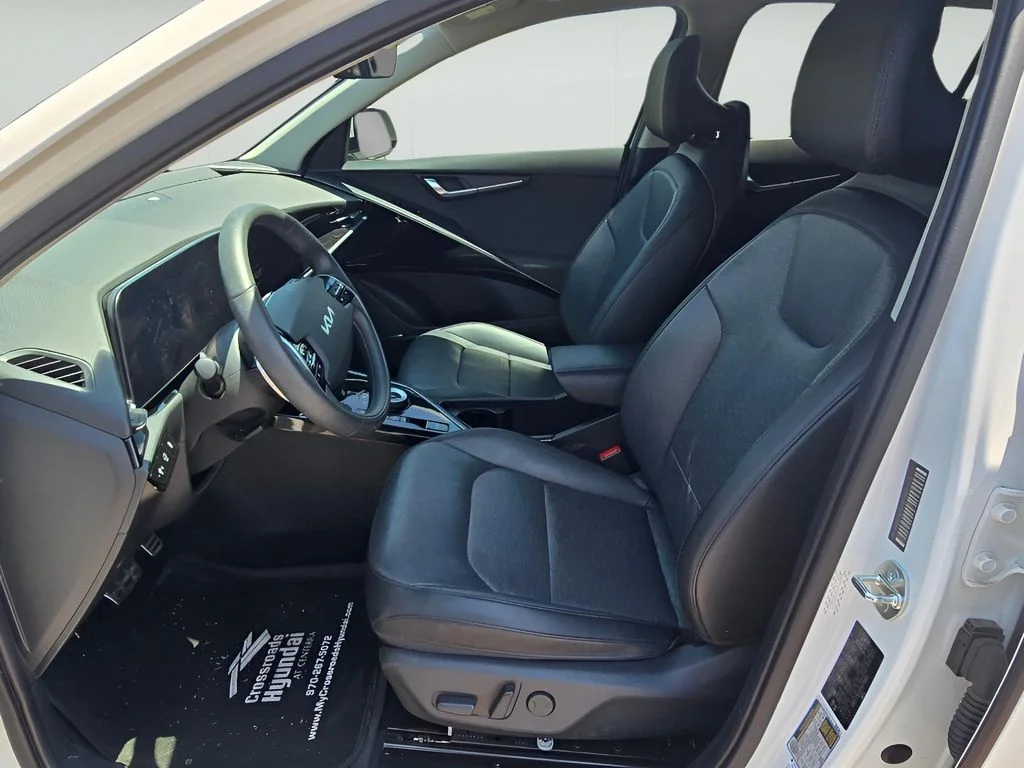 Used 2023 Snow White Pearl Kia Wave image 9