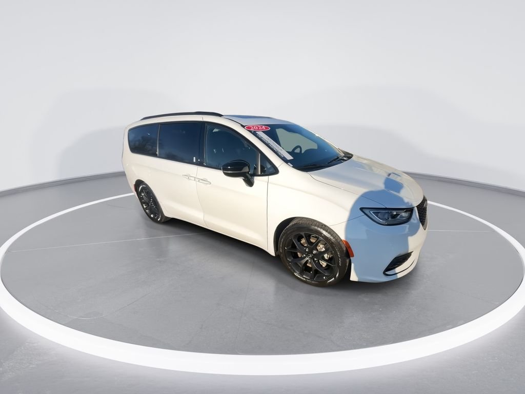 Used 2025 White Chrysler Limited image 2