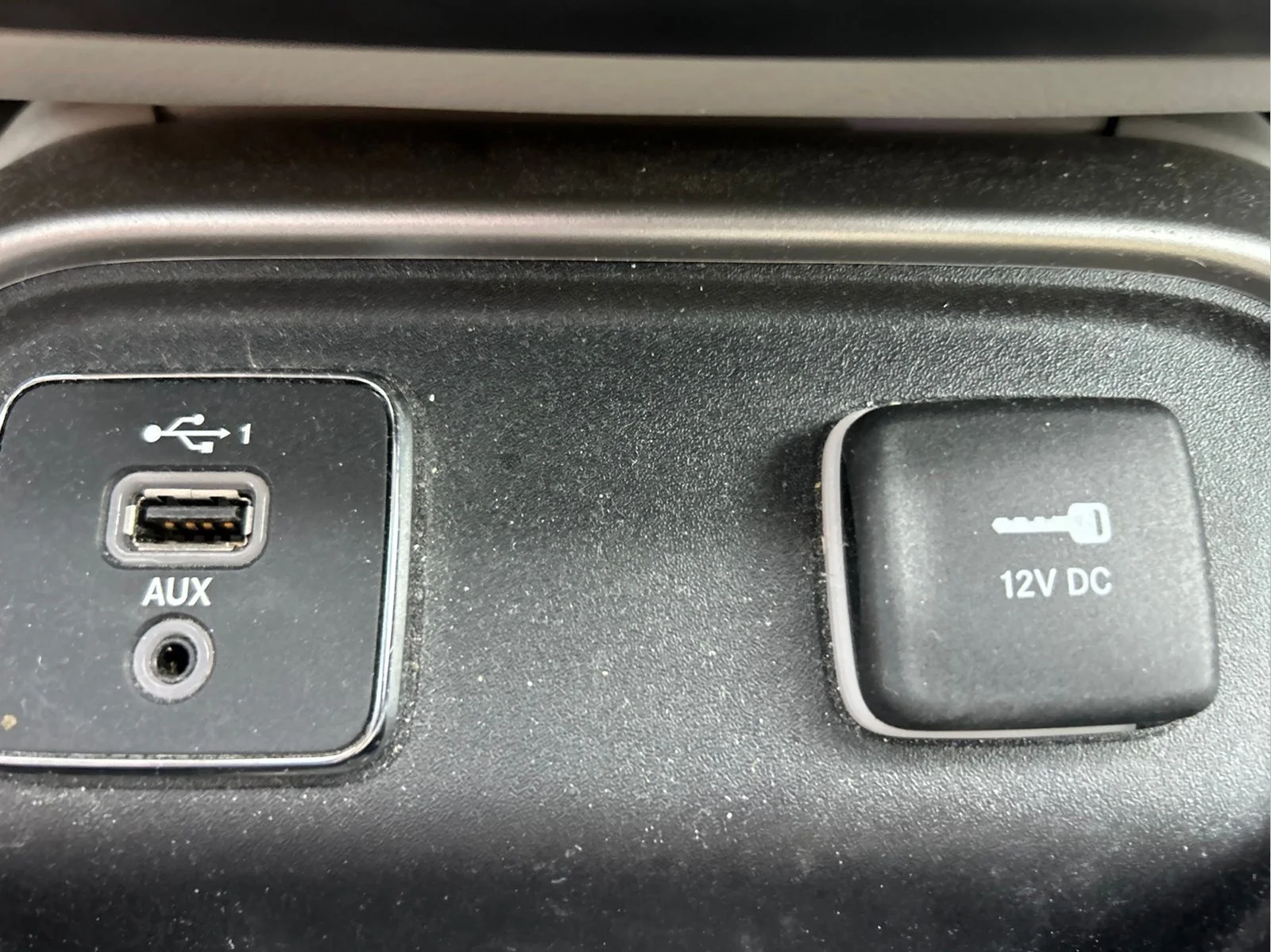 Used 2020 White Clearcoat Jeep Latitude image 31