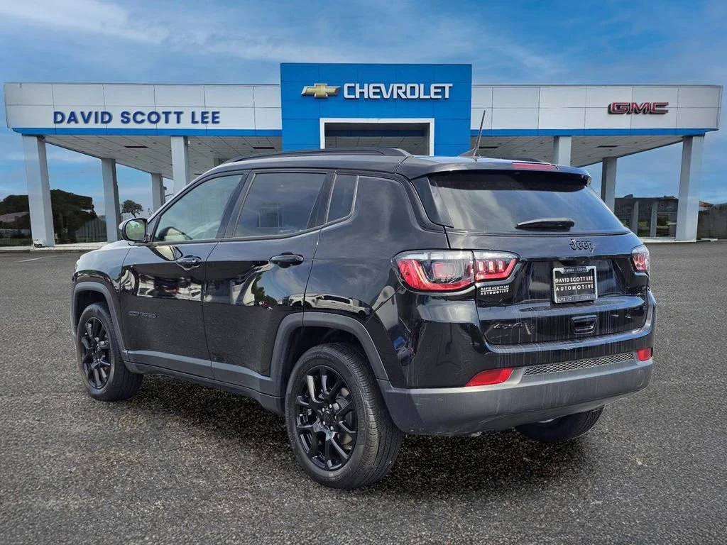 Used 2023 Diamond Black Cry Jeep Altitude image 12