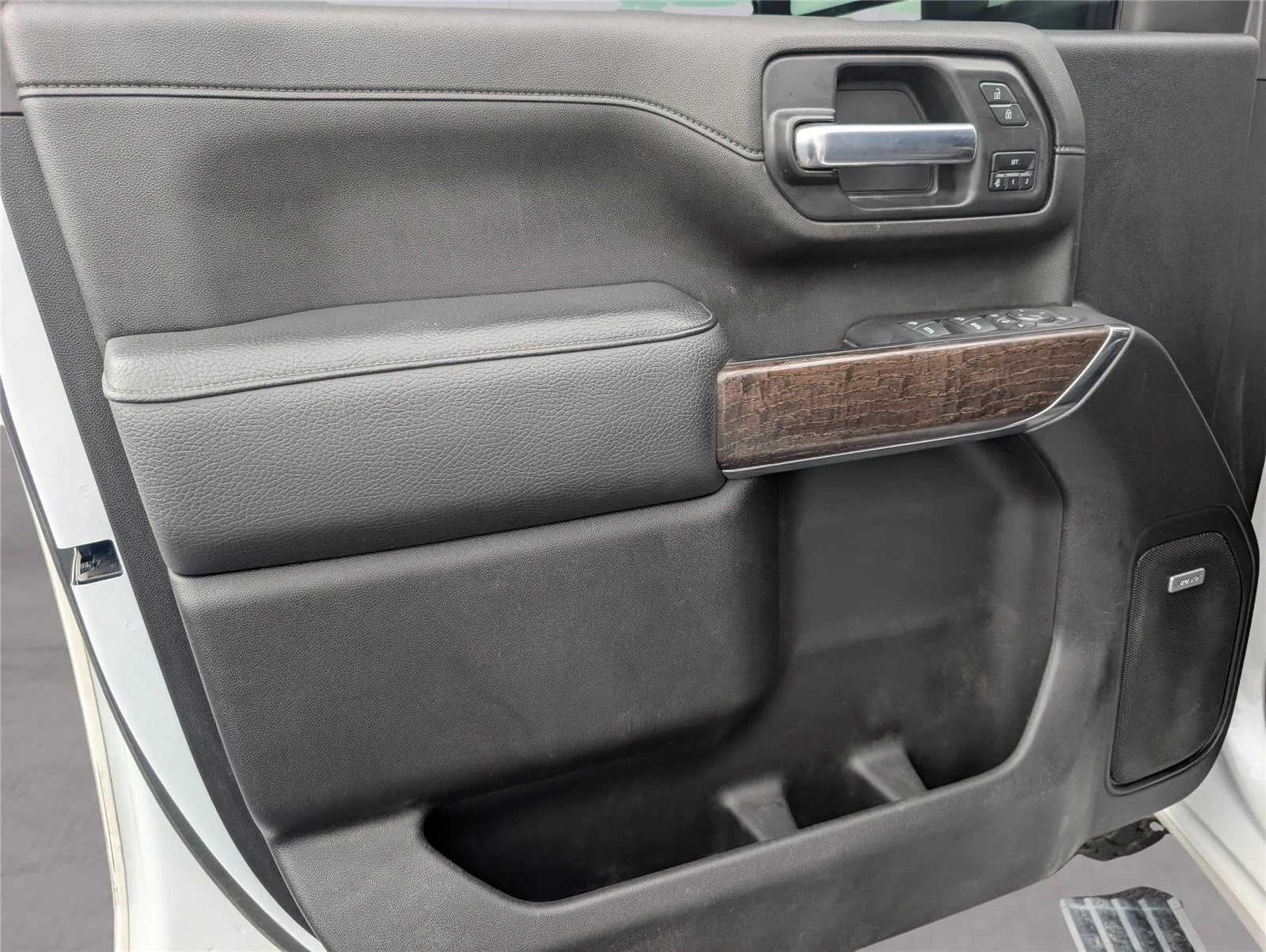 Used 2023 White Frost Tricoat GMC Denali image 15