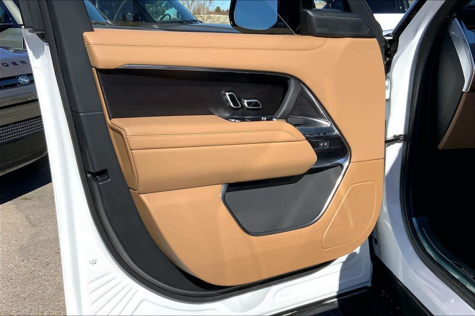 New 2026 Ostuni Pearl White Land Rover SE image 10