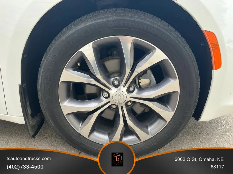 Used 2018 White Chrysler Limited Minivan 4D image 9