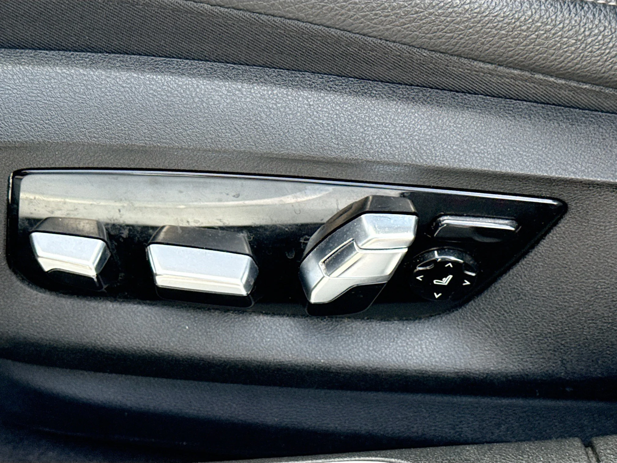 Used 2019 Black Sapphire Metallic BMW 740i image 25
