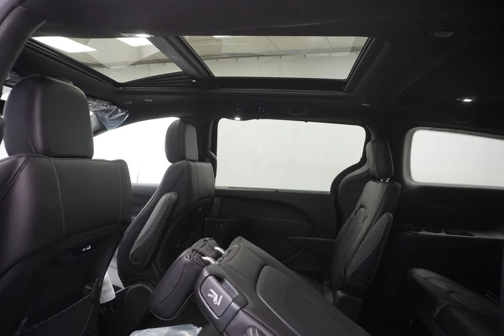 New 2027 Diamond Black Crystal Pearl-Coat Exterior Paint Chrysler Select image 19